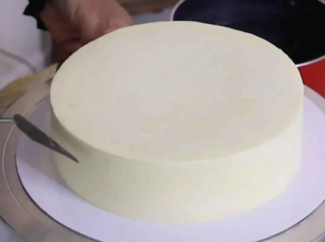 Covering a Dummy Cake 