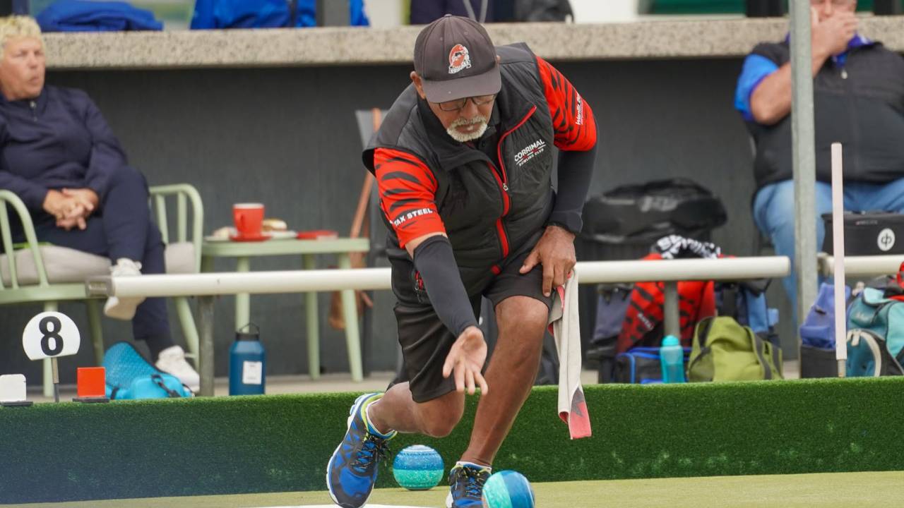 Lawn bowls delivery: arm swing
