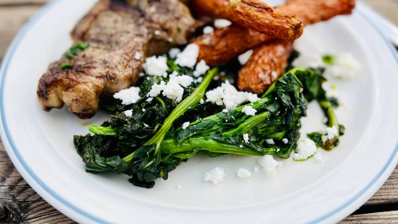 Grillade lammkotletter, stekta rapsskott och rostade morötter