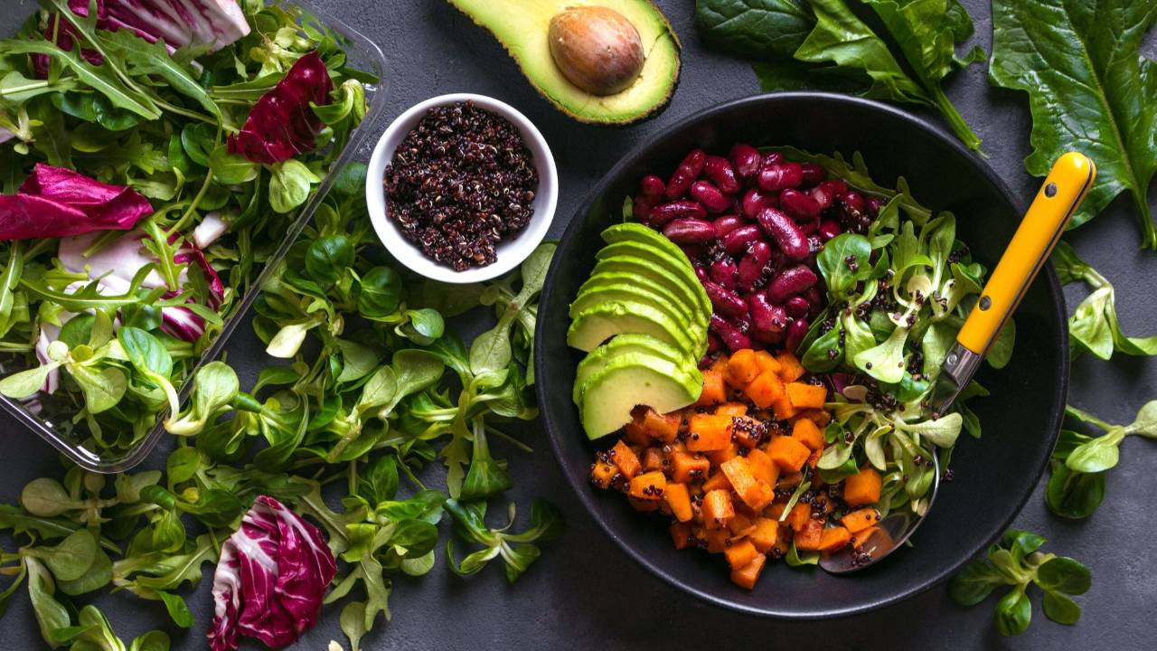 Växtbaserad sallad med bönor och quinoa