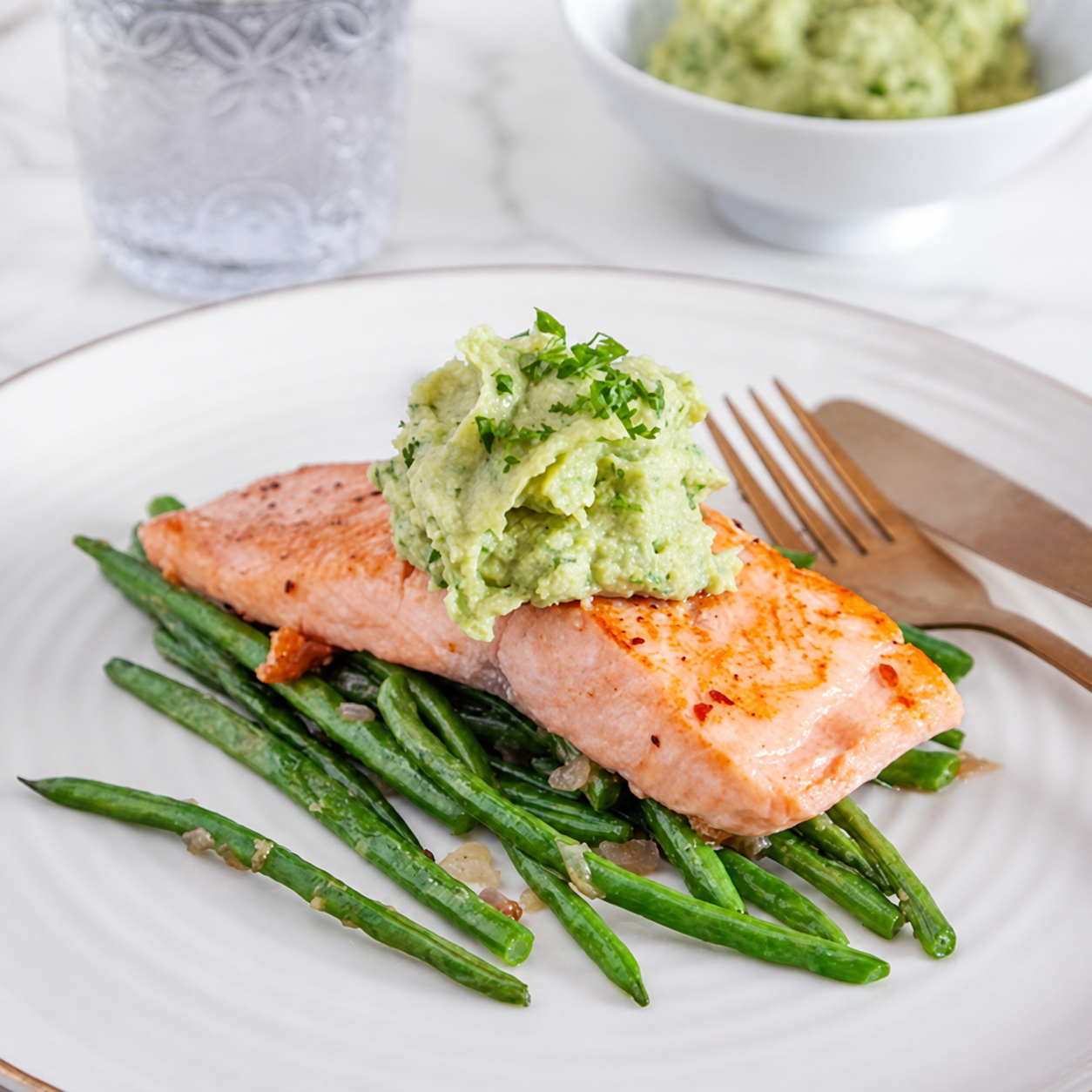 Ugnsbakad lax med avokadokräm och vitlöksstekta haricots verts