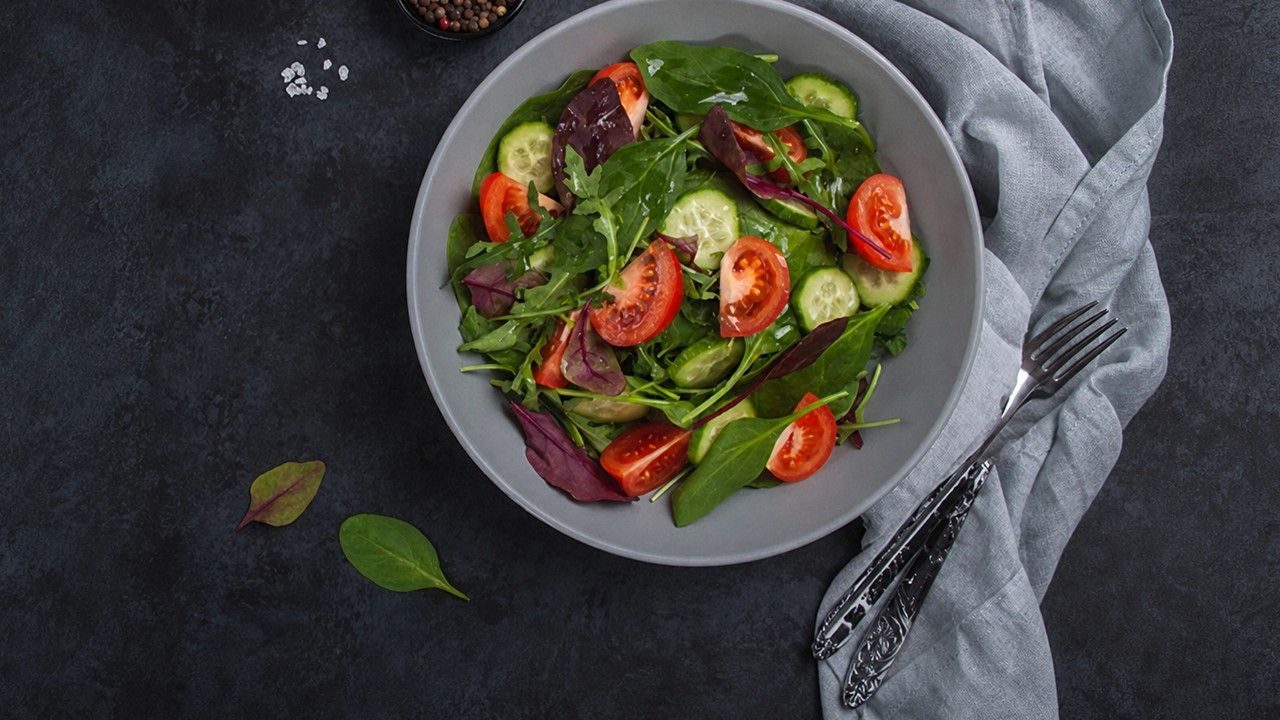 Spenatsallad med ruccola, gurka och tomat