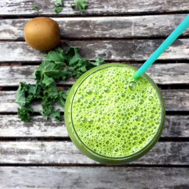 Grön smoothie med grönkål, kiwi och mango