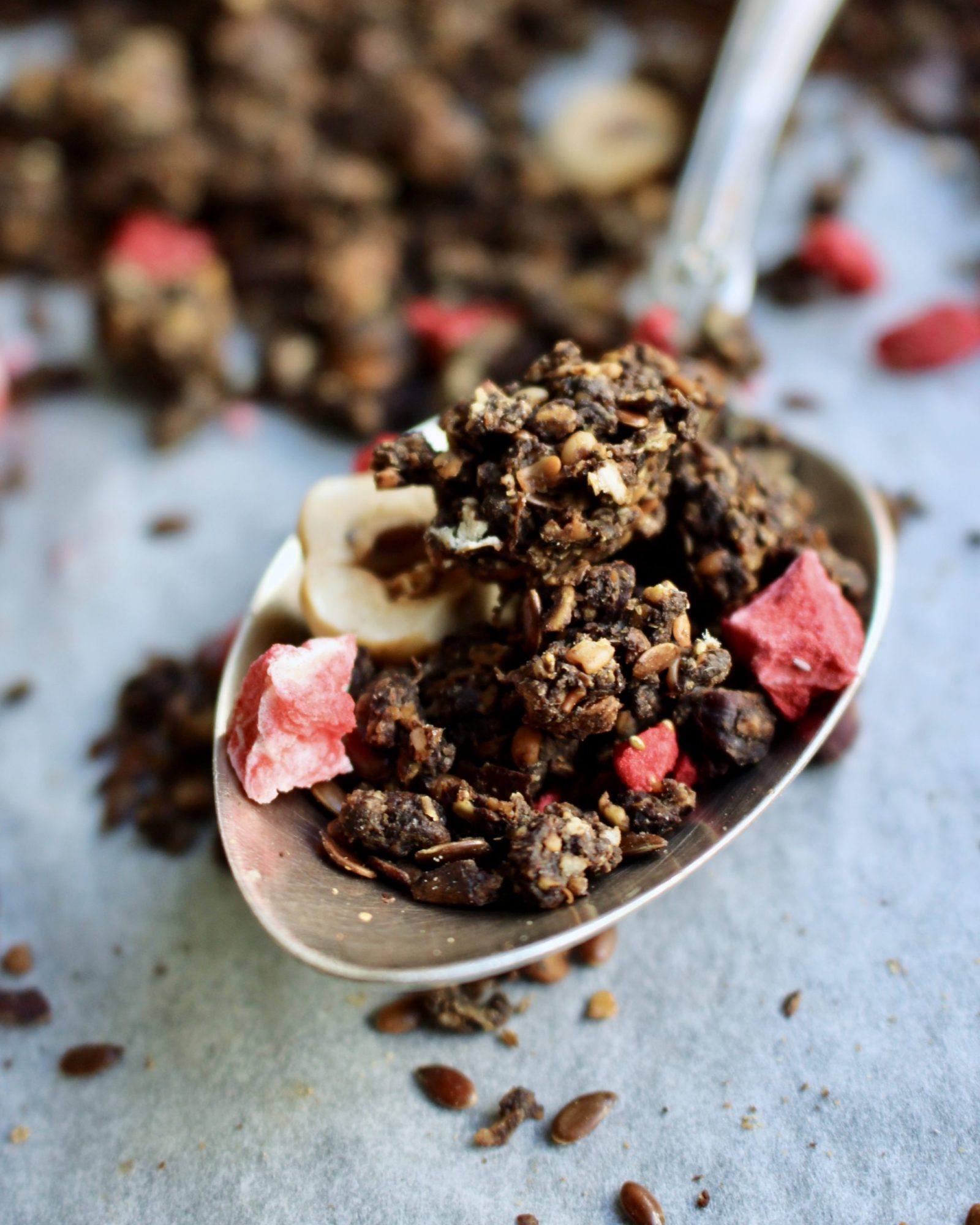 Granola med choklad, hasselnöt och banan