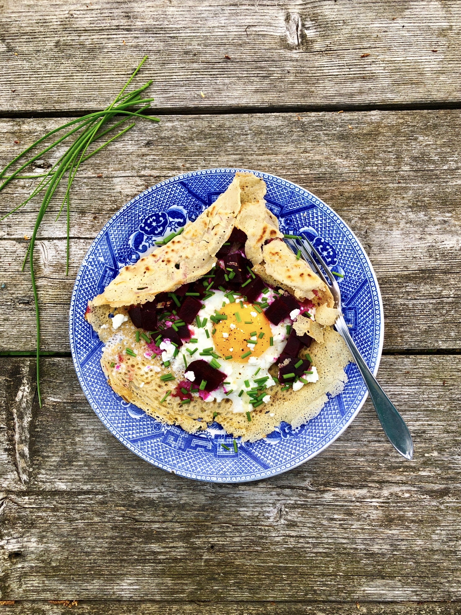 bovetegaletter med rödbeta och ägg