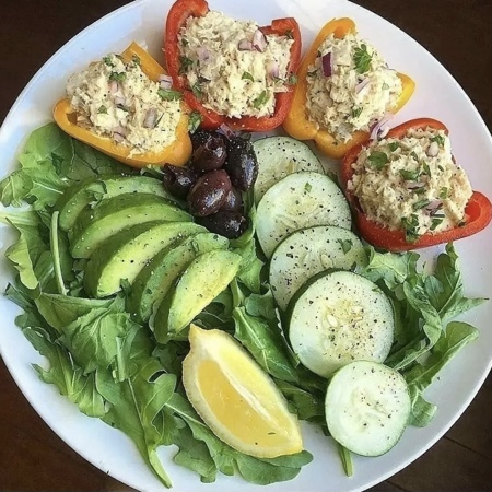 Tonfiskröra i paprika med avokado och oliver