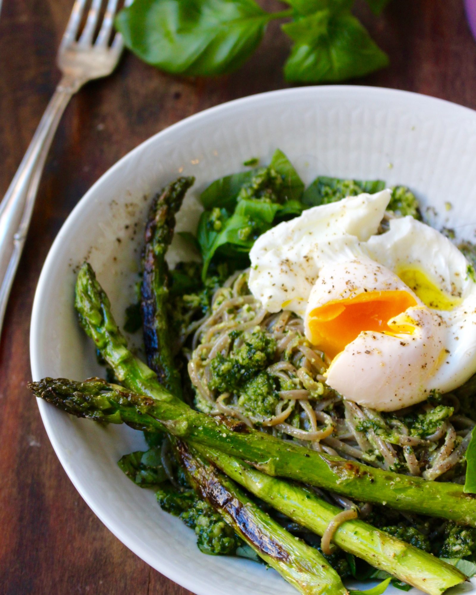 Bovetepasta med pecorino-pesto, sparris och pocherat ägg