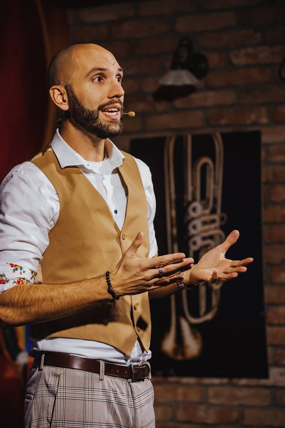 Meta Grošelj leading a workshop