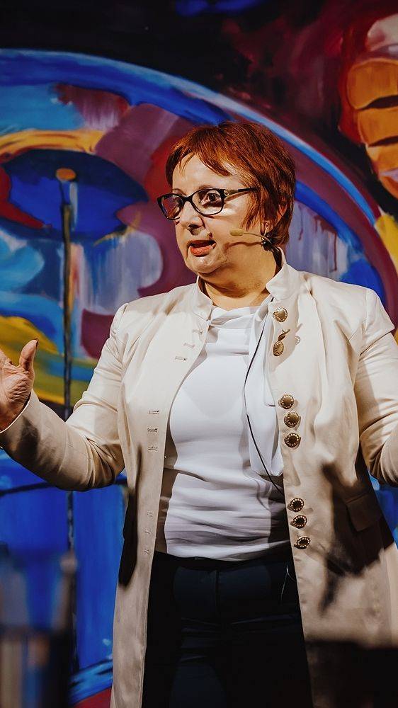 Meta Grošelj leading a workshop