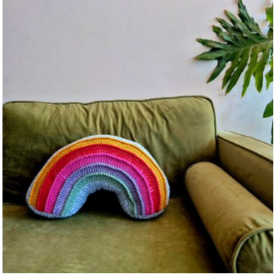cojin arcoiris crochet