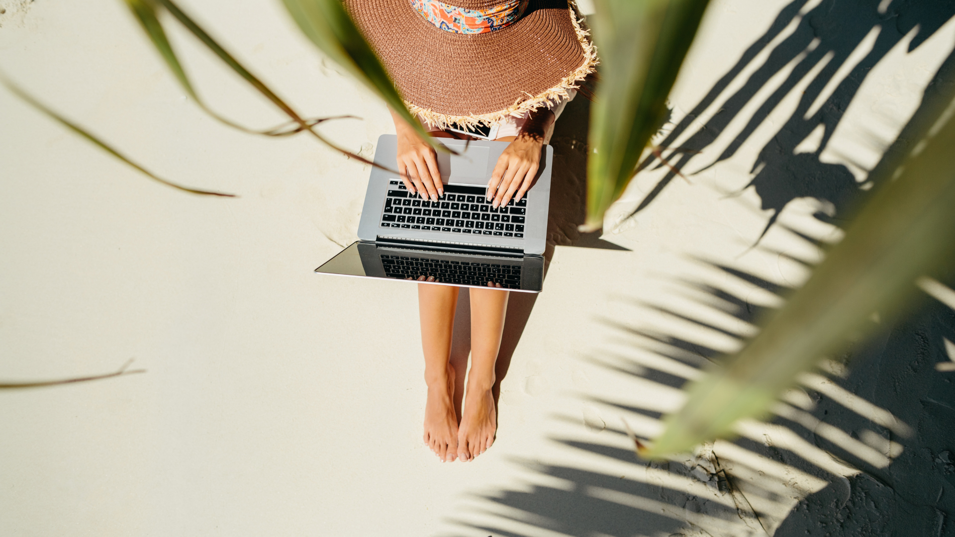 SPANISH OBSESSION CONTACT WOMAN WITH A LAPTOP ON A BEACH
