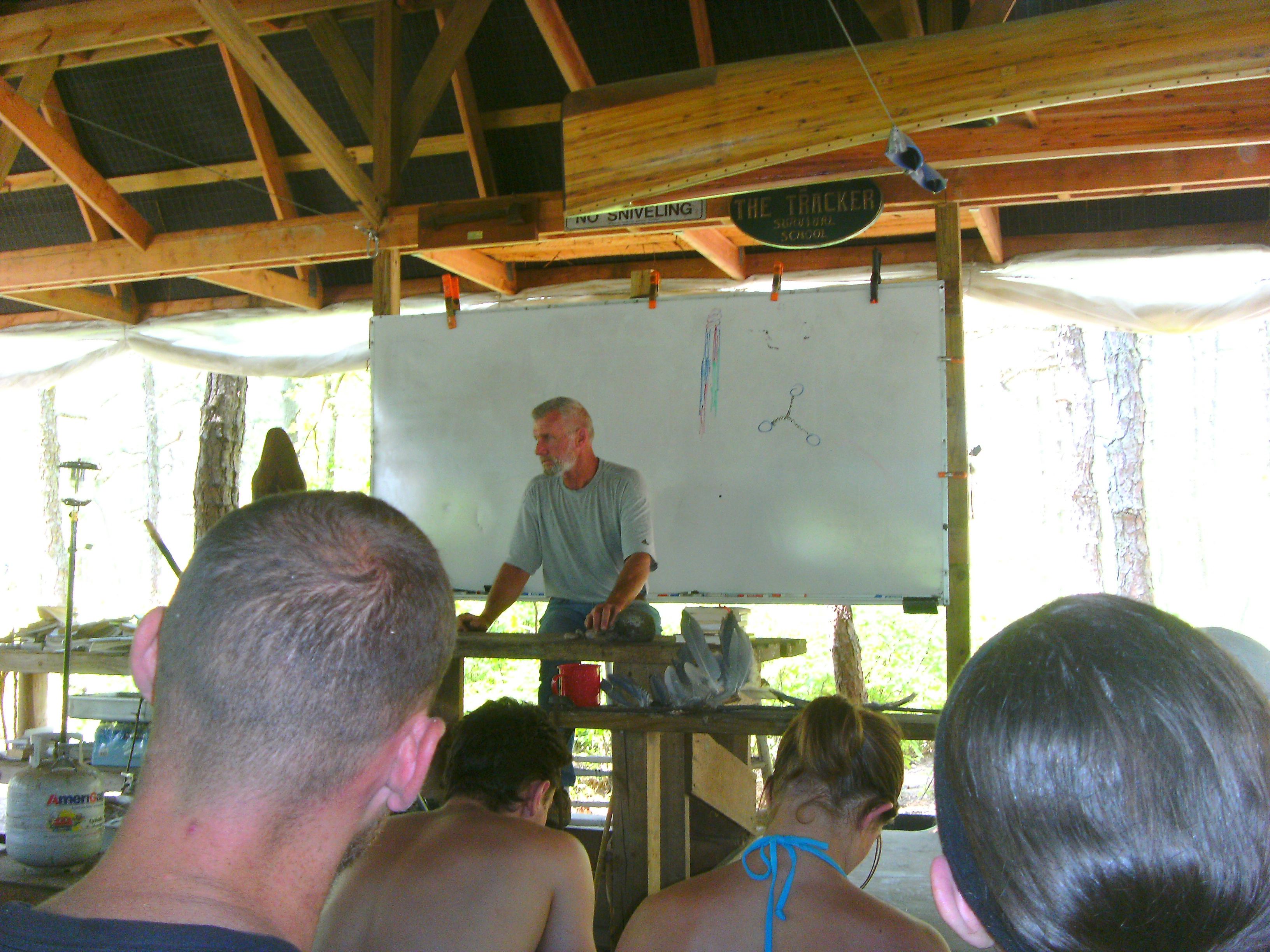 Tom Brown jr. sitzt an der Tafel und erklärt