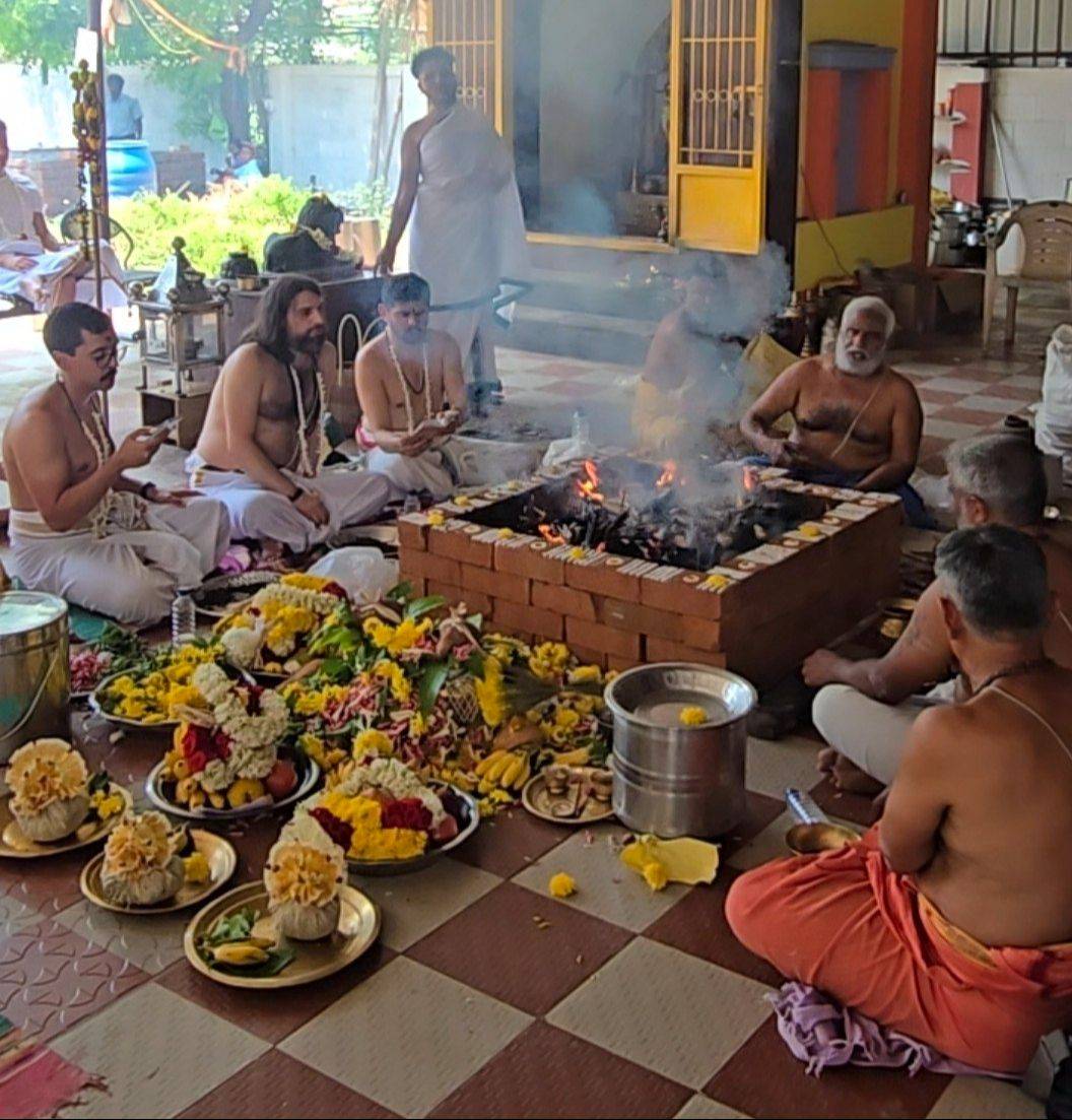 Abhiṣeka do Śivaliṅga durante o Mahā Rudram