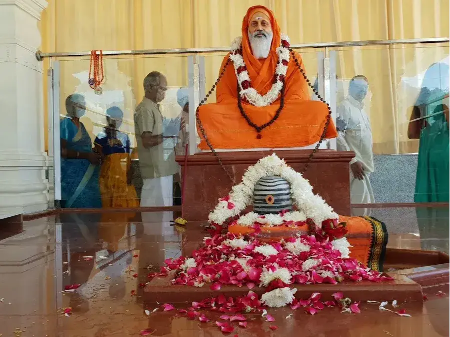 Abhiṣeka do Śivaliṅga durante o Mahā Rudram