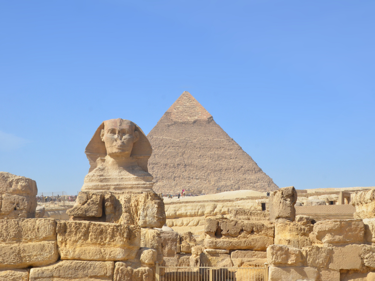 giza plateau pyramid egypt sphinx