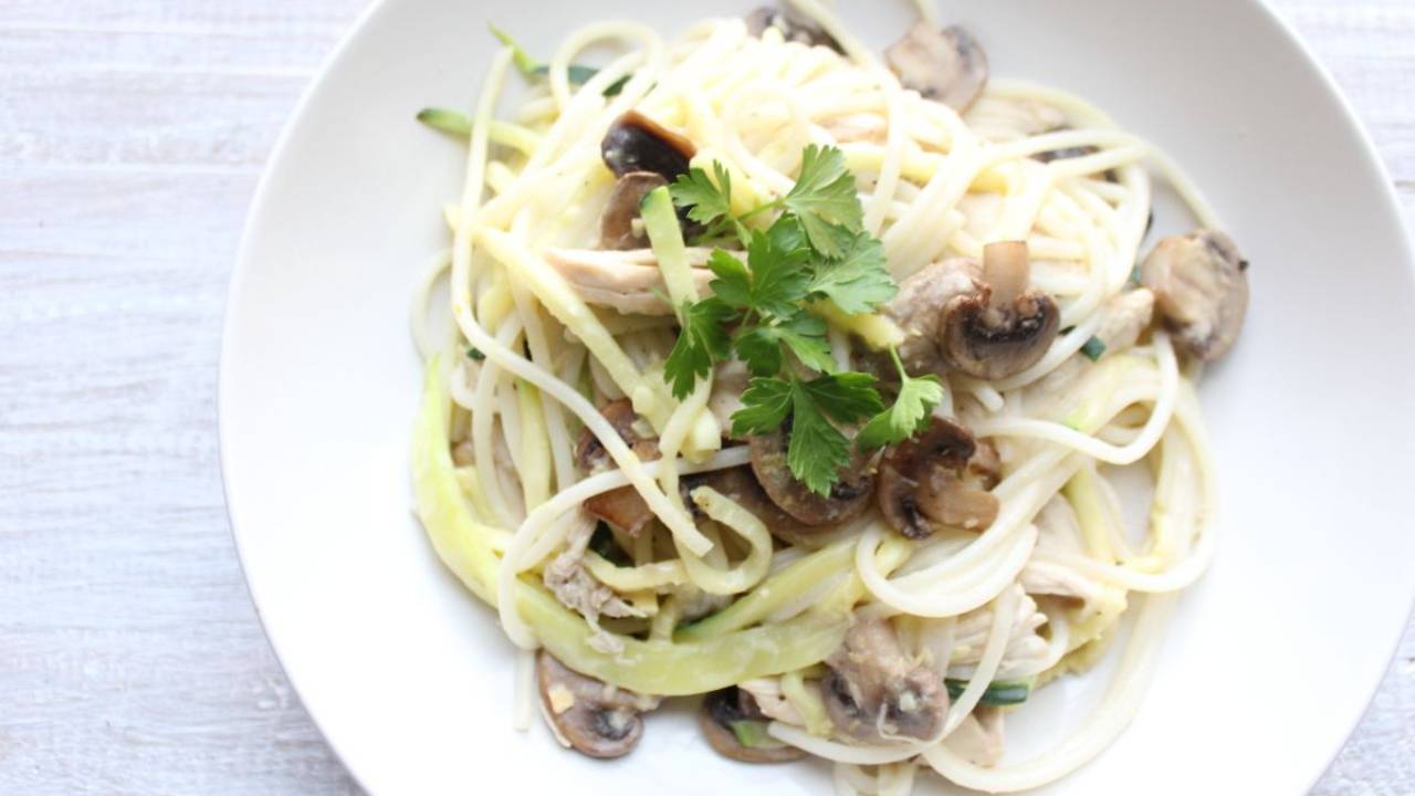 CREAMY MUSHROOM & CHICKEN PASTA