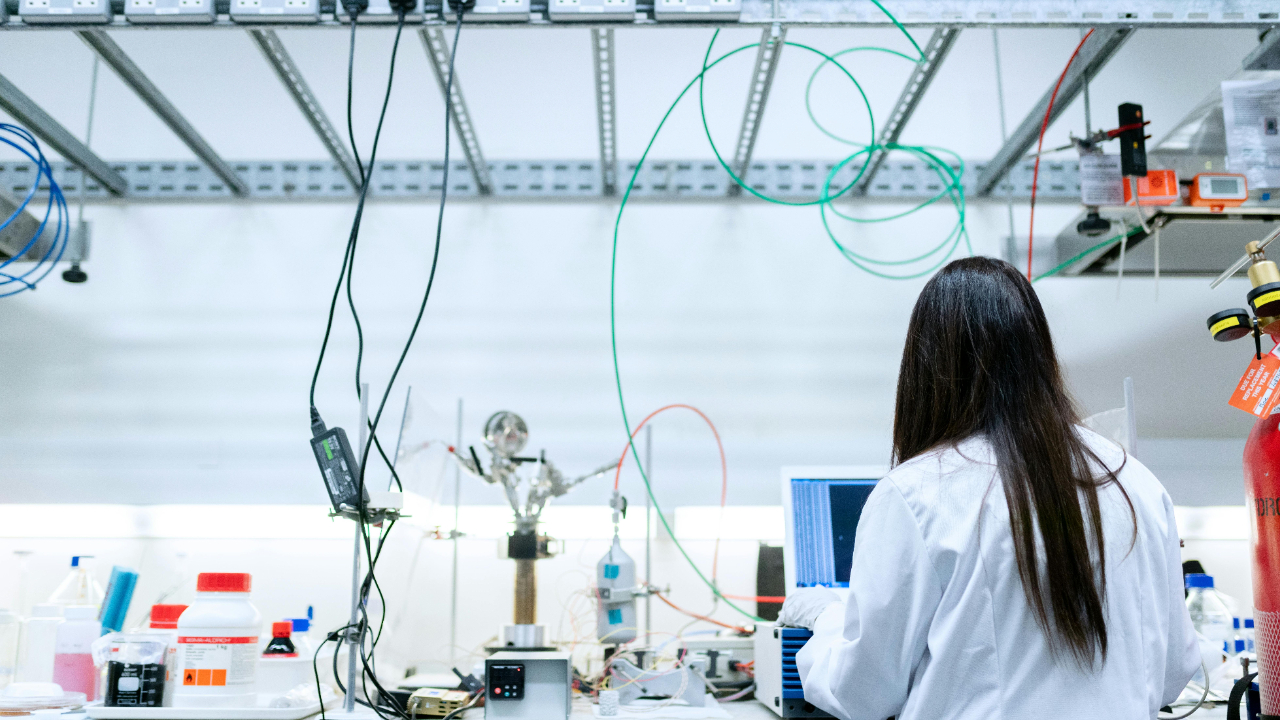 Women in a research lab