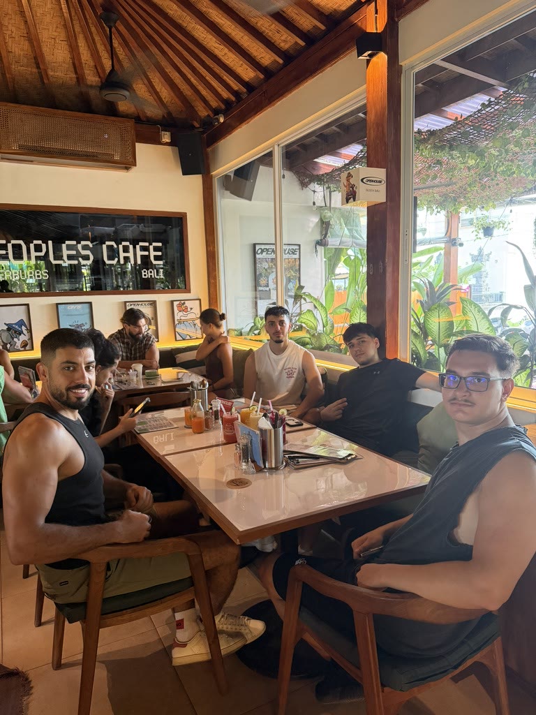 Daniel cu echipa în Bali