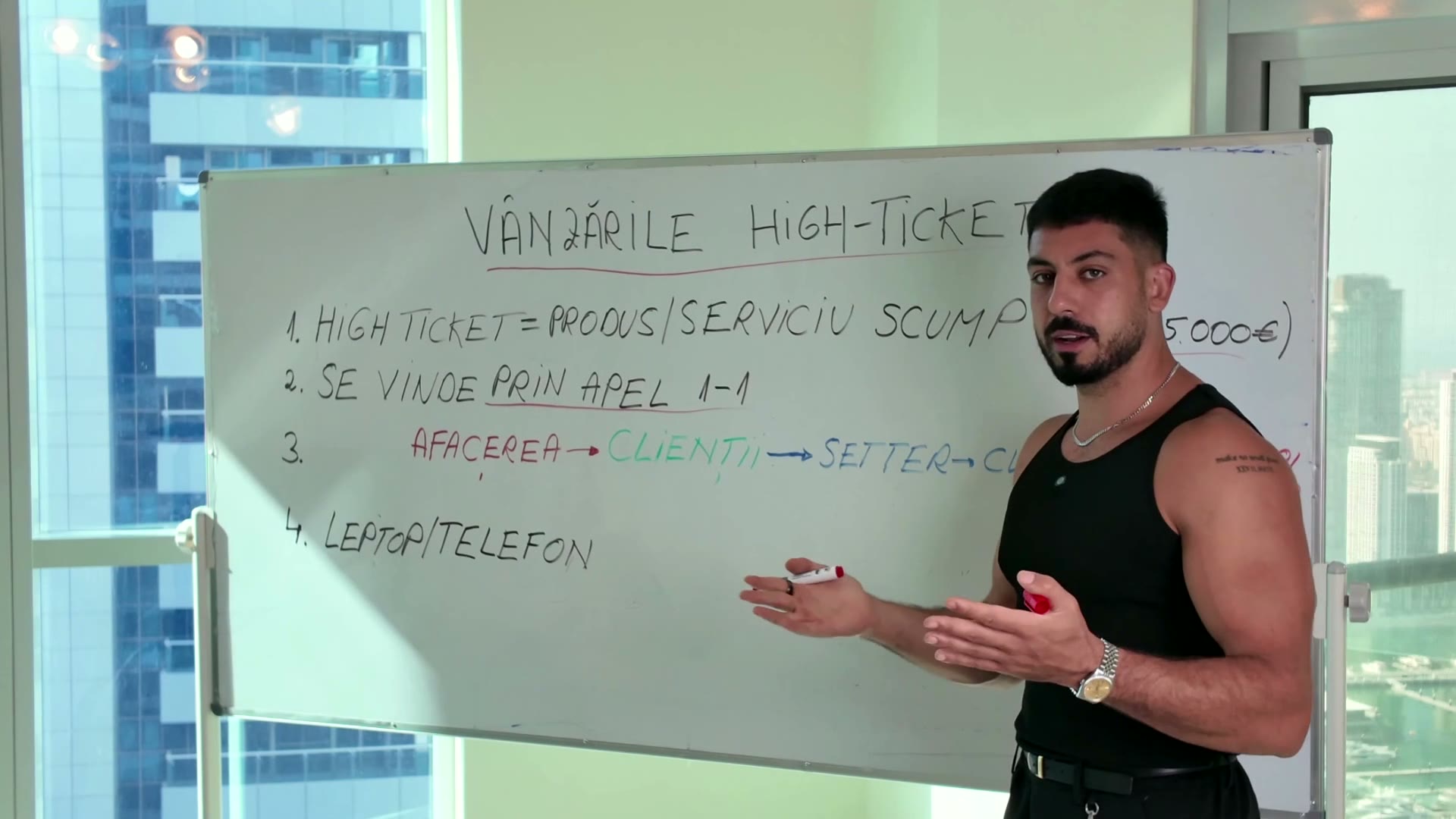 Daniel explicând vânzările High Ticket la tablă
