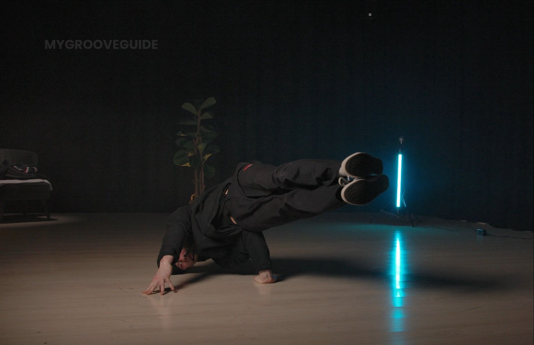 Bboy Ozzi doing the side freeze