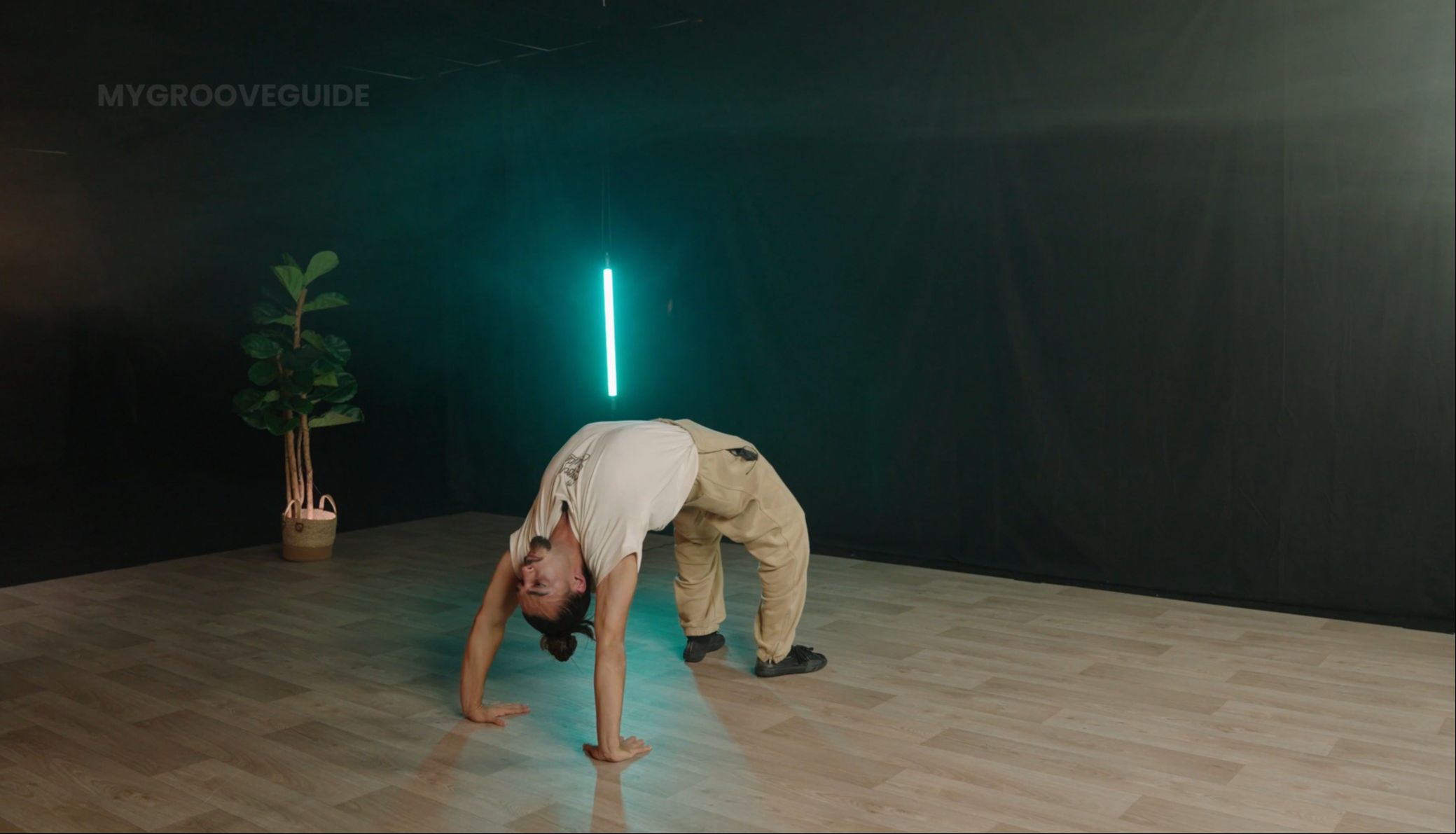 Bboy Faisi doing the bridge freeze