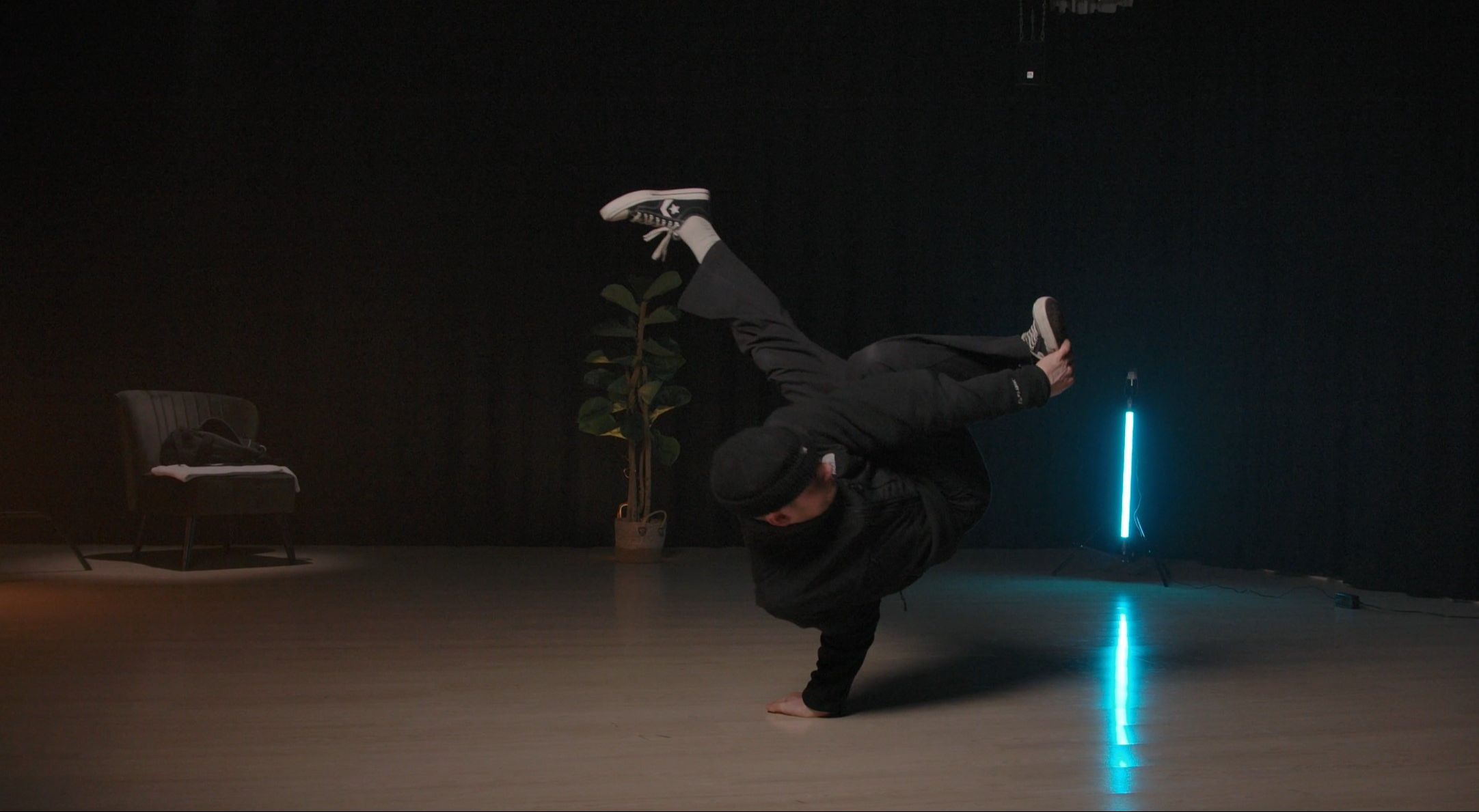 Bboy Ozzi doing the airchair