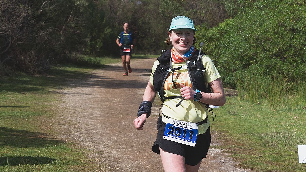 Female trail runner heat training in hot conditions, adapting to race day temperatures