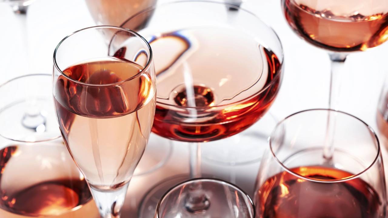 Glazen roséwijn in verschillende tinten. 