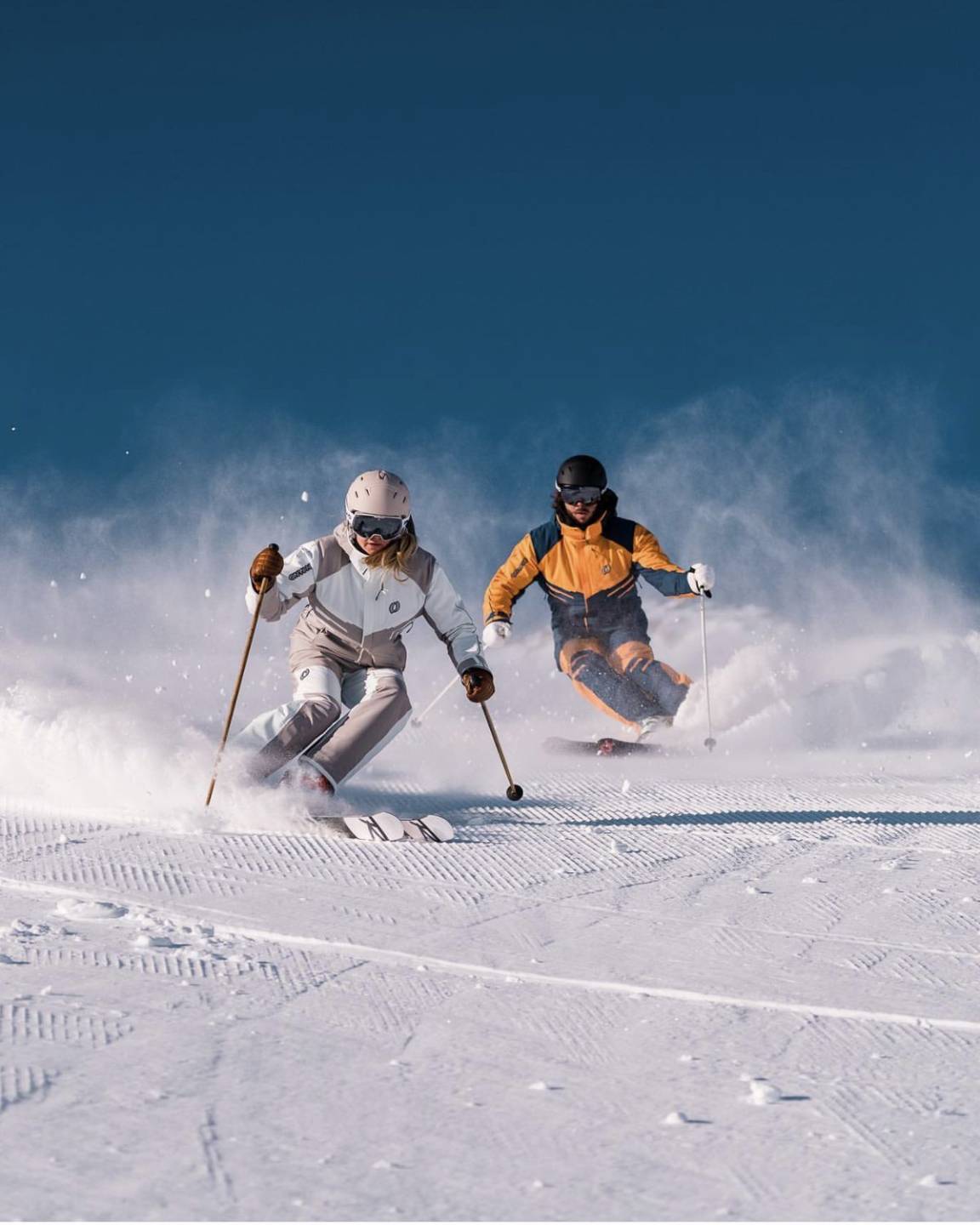 Dos esquiadores haciendo carving