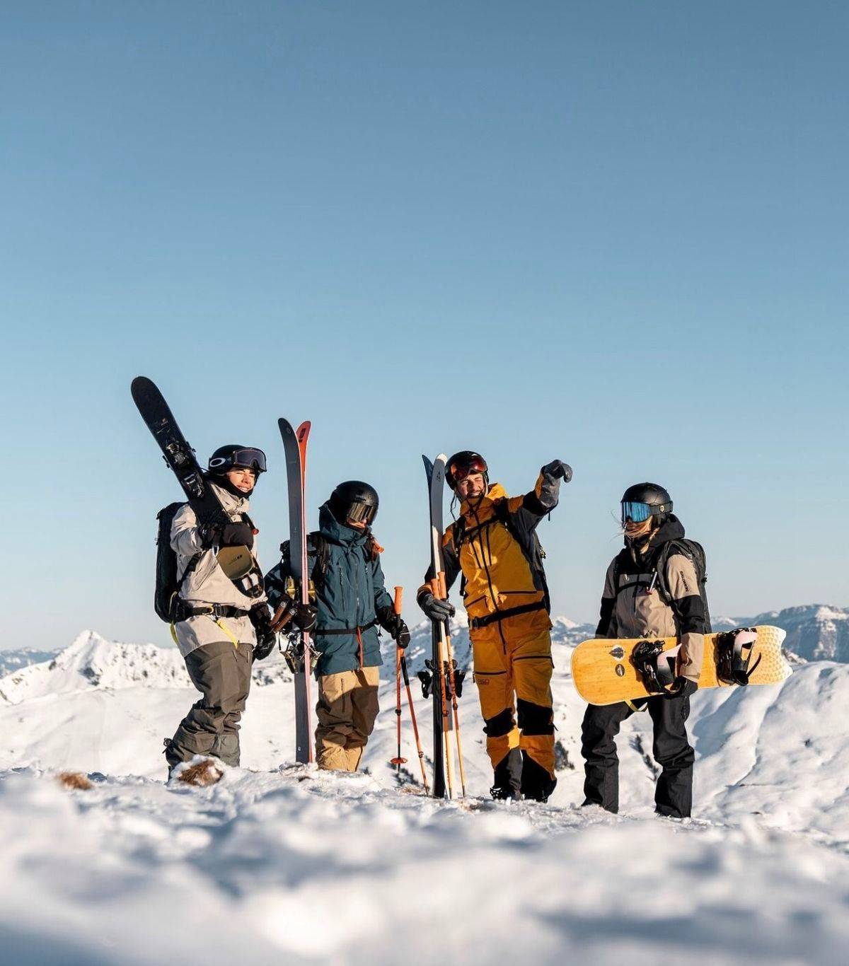 Amigos en la cima con sus esquís