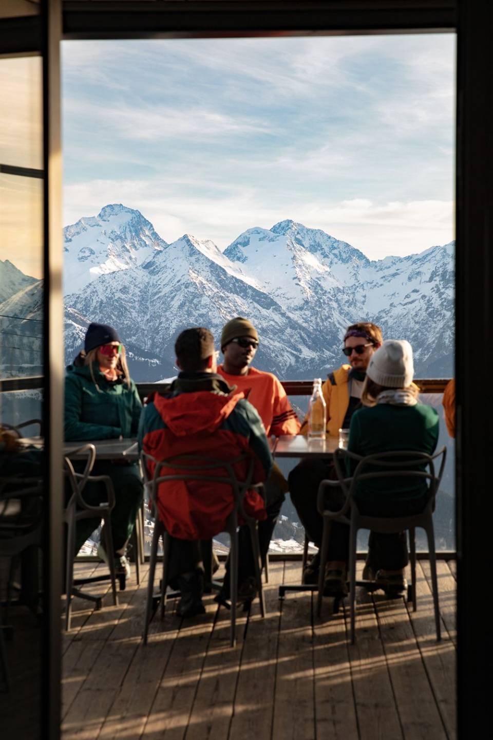 Amigos en una terraza frente a las montañas