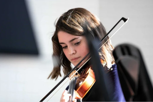 Prüfungsvorbereitung einer Musikstudentin an der Geige