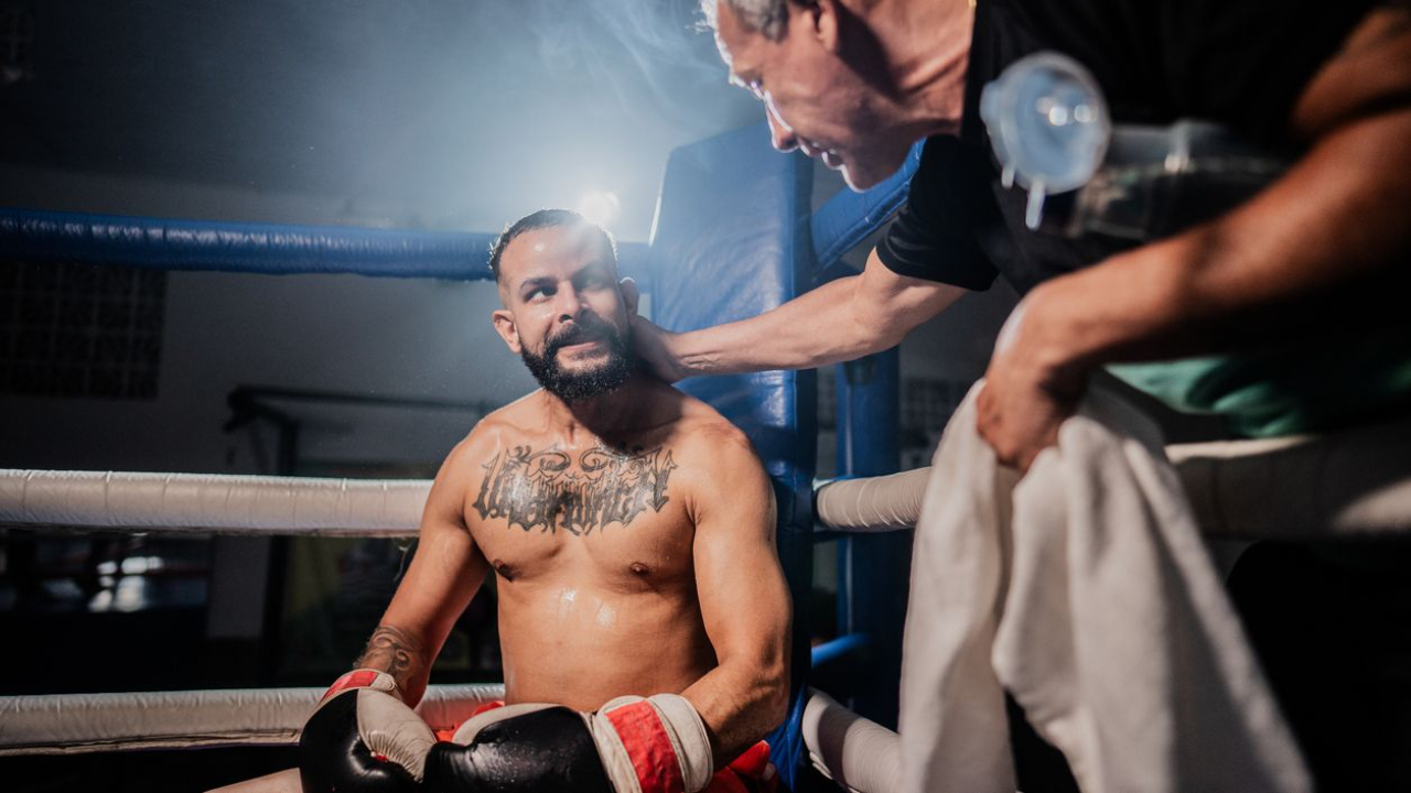 referee stopping boxing