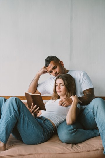 Matt and Kelley reading together on the couch