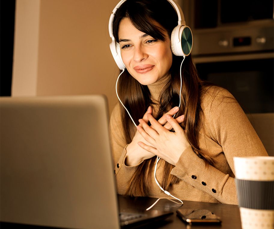 Imagen de chica viendo las clases de la Escuela Pleyadiana