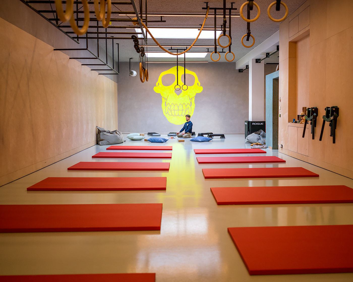 Red mats laid out for a small-group breathwork session at Westerstraat 158
