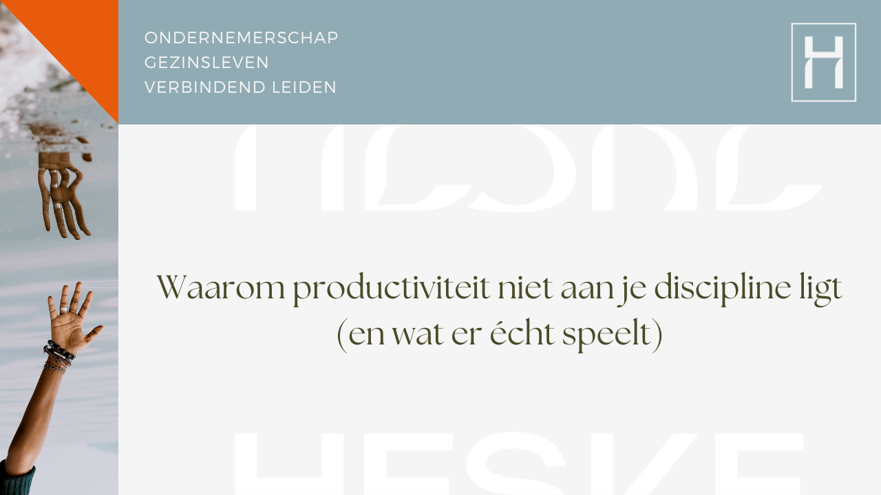 Ondernemer die naar haar to-do lijst kijkt en beseft waarom grip op haar dag niet aan haar discipline ligt.