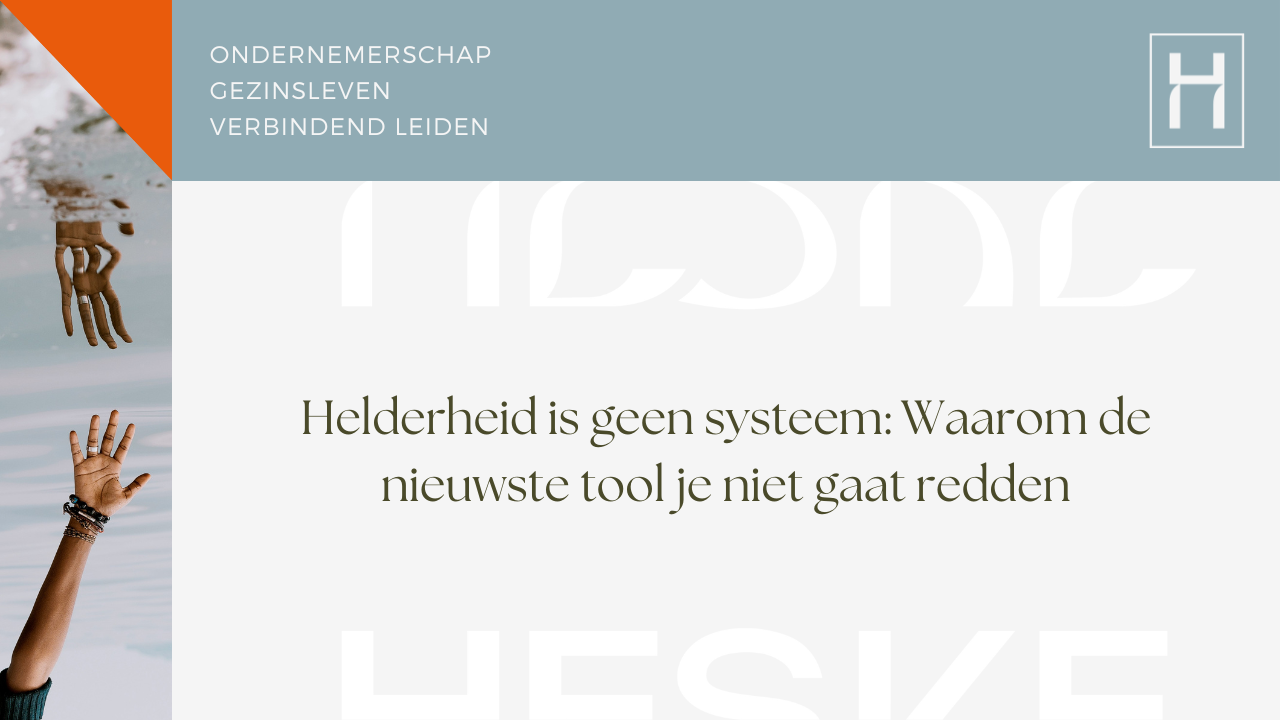 Ondernemer achter een opgeruimd bureau die leert dat helderheid geen systeem is maar een keuze vooraf.