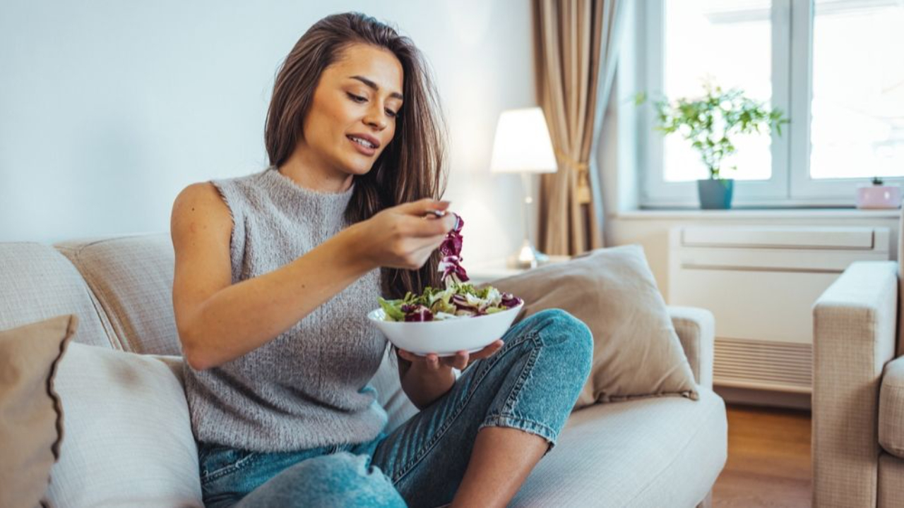 woman eating healthy