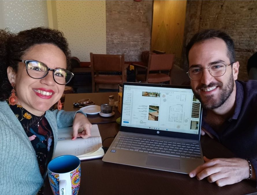 Carmen y Edu revisando el diseño de su casa en el portátil