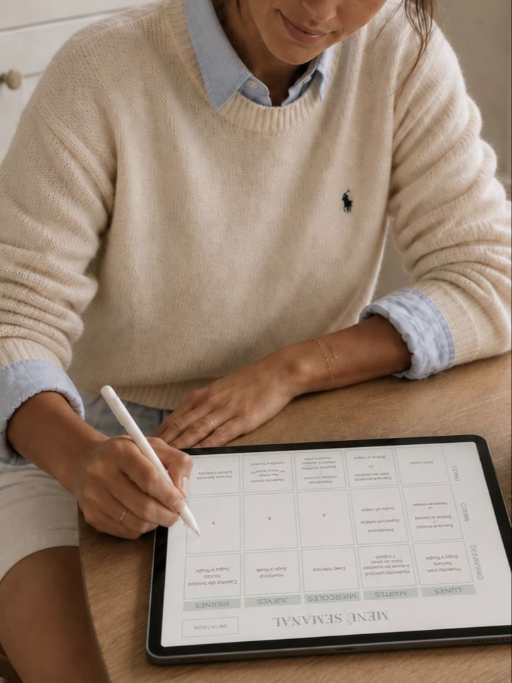 Mujer planeando menú semanal con tablet y café