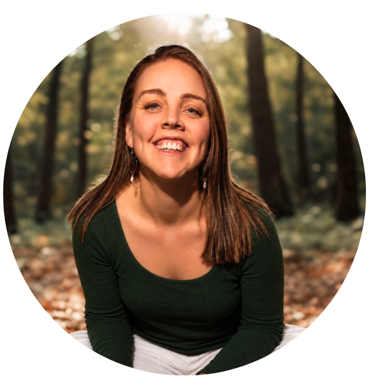 Mélina Russell, somatic and energetic practitioner who leads the Oracle Woman training
