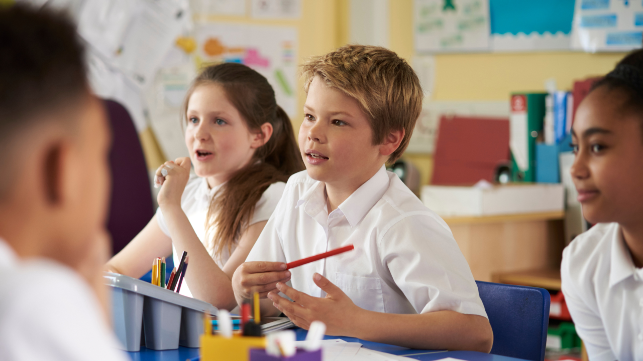 El Recreo Spanish teacher leading a Spanish language game with primary school pupils