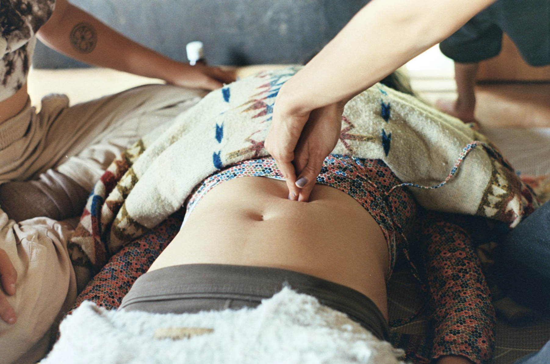 Hands working at the navel during abdominal sobada