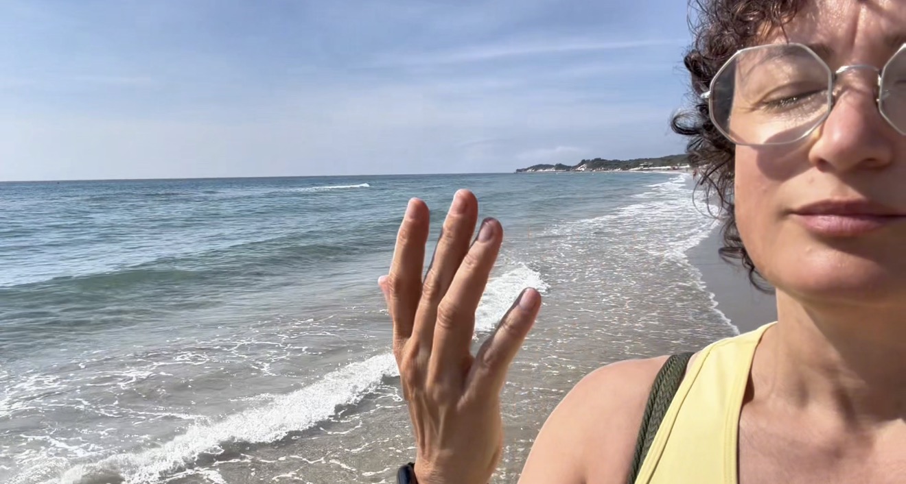 Elena respira al mare in primo piano — pratica Effetto Leggerezza