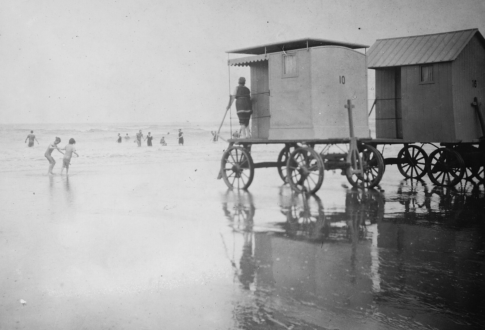 Le bathing machines: entrare in mare senza essere viste Cabine balneari su ruote in riva al mare a Scheveningen nel 1910: una donna scende in acqua dalla scaletta sul retro