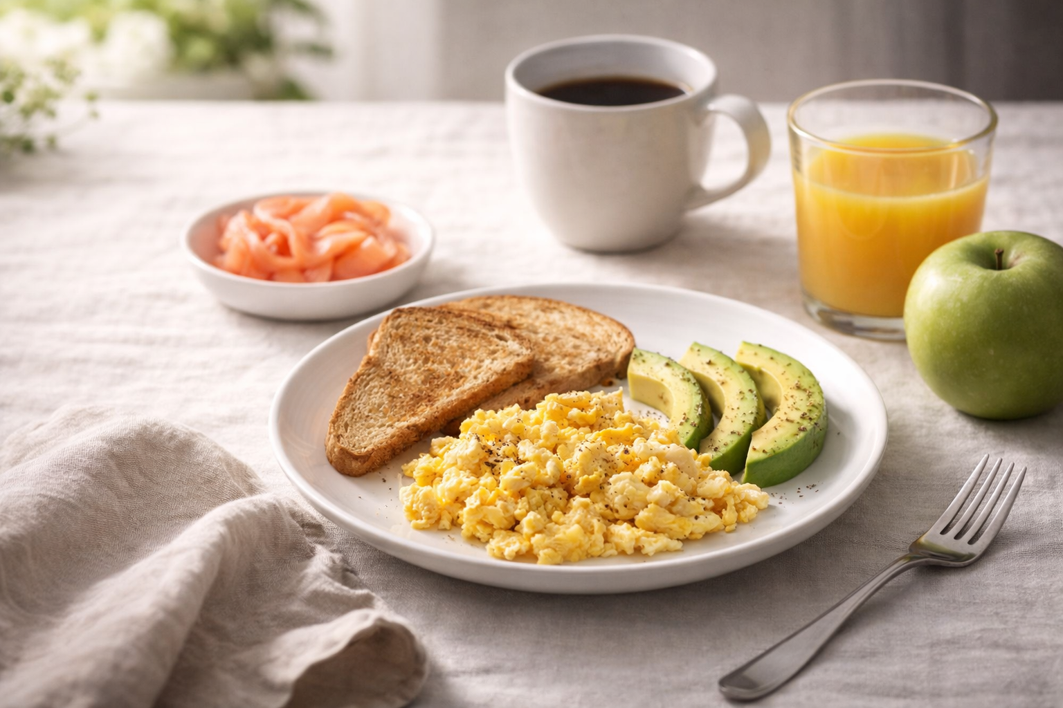 colazione proteica salata uova avocado salmone energia stabile microbiota intestino glicemia equilibrio