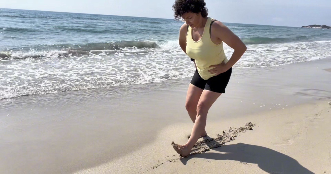Camminare in acqua di mare attiva la pompa venosa Elena cammina a piedi nudi nell'acqua bassa del mare per attivare la pompa venosa delle gambe