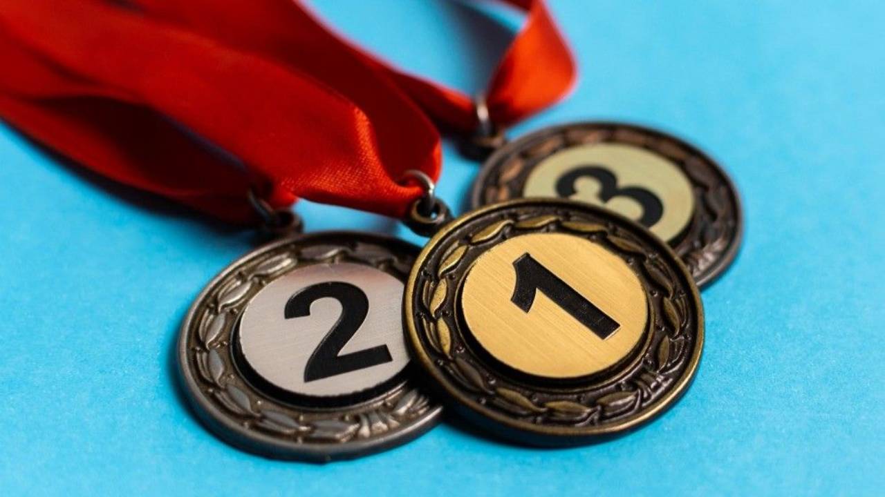 mas-alla-oro-plata-bronce