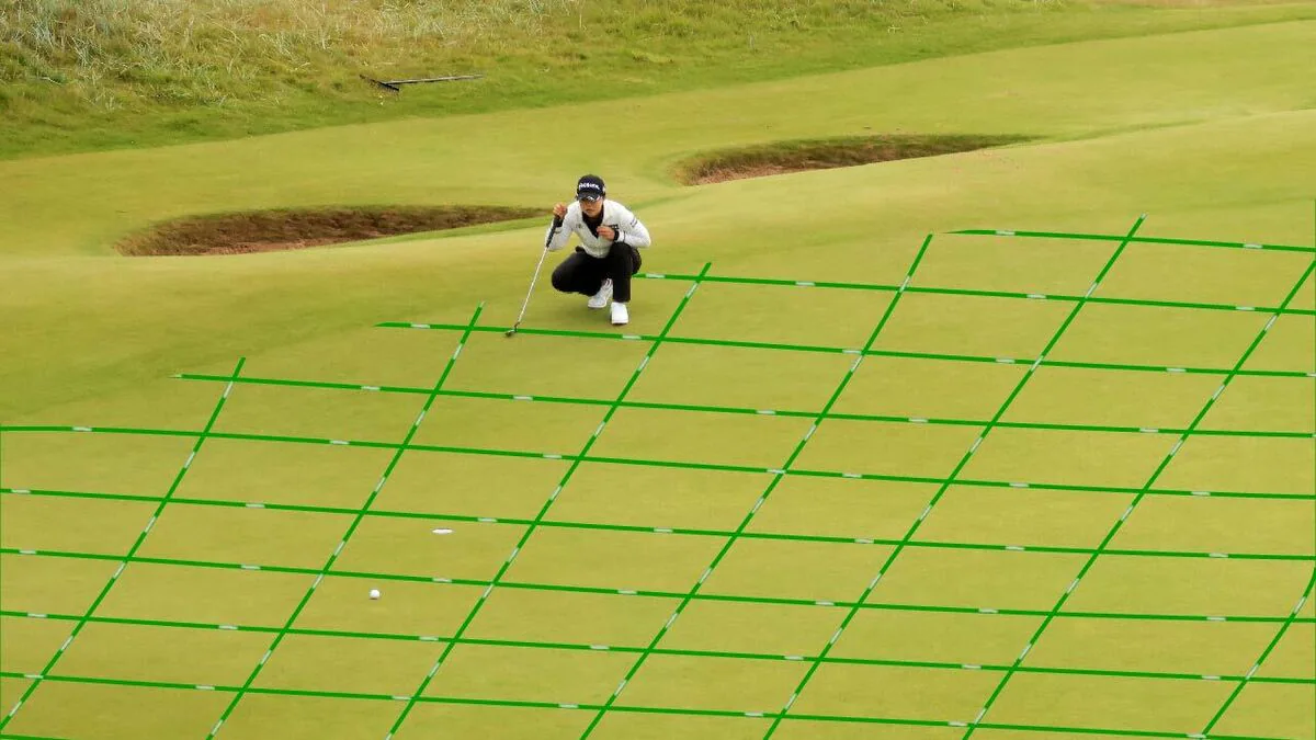 Golfer leest een glooiende puttinggreen met een zichtbaar raster dat hoogteverschillen laat zien